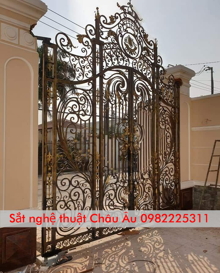 Cửa cổng sắt mỹ thuật đẹp tại Hòa Bình